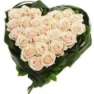 Серце із 25 білих троянд