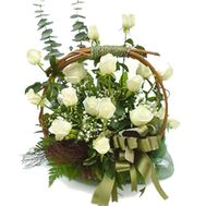 Кошик білих троянд