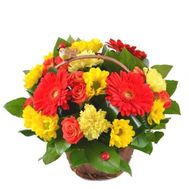 Яскраві квіти в кошику