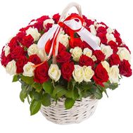 Кошик з 101 червоної та білої троянди