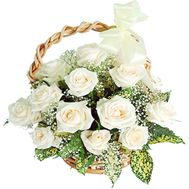 Букет 17 білих троянд у кошику