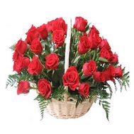 Кошик з 35 червоними трояндами