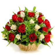 Кошик з 41 трояндами різного кольору