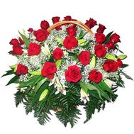 Кошик з троянд, лілій і гіпсофіли