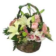 Кошик з троянд і орхідей