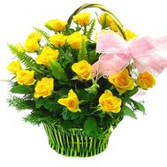 Кошик із 25 жовтих троянд