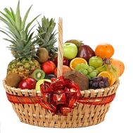 Величезний кошик з фруктами