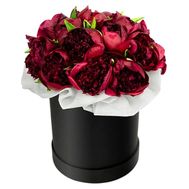25 бордових півоній в коробці