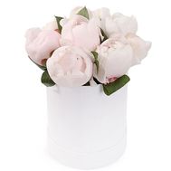 Білі півонії в коробці