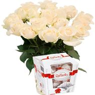 Букет 19 білих троянд та цукерки