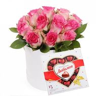 Біло-рожеві троянди в коробці