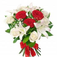 Букет із лілій і червоних і білих троянд