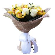 Букет із орхідей і троянд