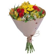 Букет із квітів жовтого і червоного кольору