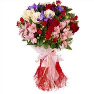 Букет із троянд, ірисів і альстромерії