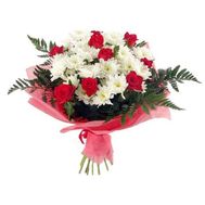 Букет квітів з троянд і хризантем