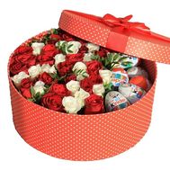 Коробка з трояндами і кіндерами