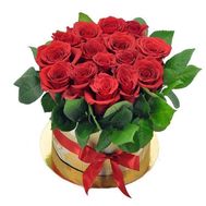 15 червоних троянд в коробці