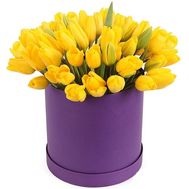 Коробка жовтих тюльпанів