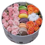 Коробка з трояндами і макарунами