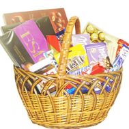 Кошик цукерок та солодощів