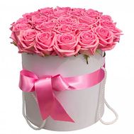 Рожеві троянди в капелюшній коробці