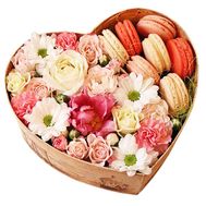 Квіти і макаруни в коробці