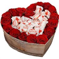 Троянди та цукерки в коробці