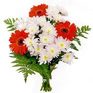 Невеликий букет з гербер і хризантем