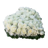 Серце з білих троянд і хризантем