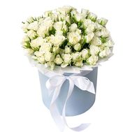 Дрібні кущові троянди в капелюшній коробці