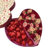 Коробка з квітами та цукерками