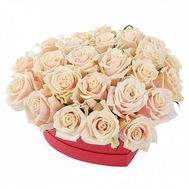 Серце з кремових троянд