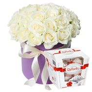 Білі троянди в капелюшній коробці