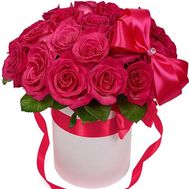 Бордові троянди в капелюшній коробці