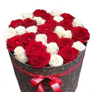 Квіти в коробці червоні троянди