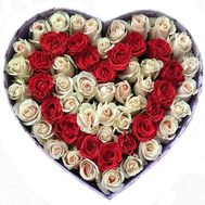 Красиві троянди в капелюшній коробці