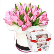 Коробка тюльпанів та рафаелло