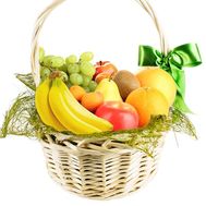 Кошик з різними фруктами