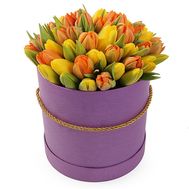 Коробка жовтих та помаранчевих тюльпанів