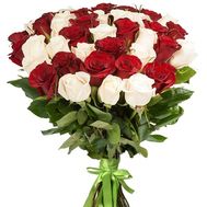 Букет 41 червона та біла імпортна троянда