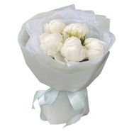 5 білих півоній