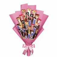 Солодкий букет із шоколадних батончиків