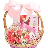 Гарний подарунковий кошик