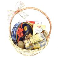 Кошик із цукерками у подарунок