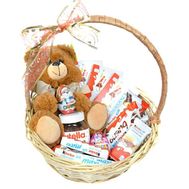 Кошик солодощів і м'яка іграшка
