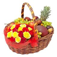 Кошик з квітами і фруктами