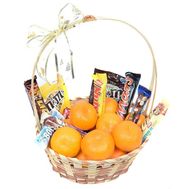Кошик з мандаринами і солодощами