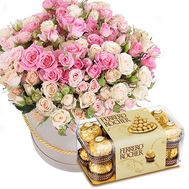 Ніжні кущові троянди в капелюшній коробці