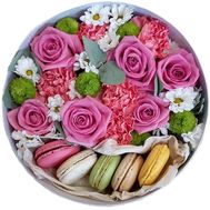 Квіти і Macarons в круглій коробці